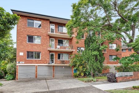 Two Bedroom Apartment in Convenient Location - Photo 2