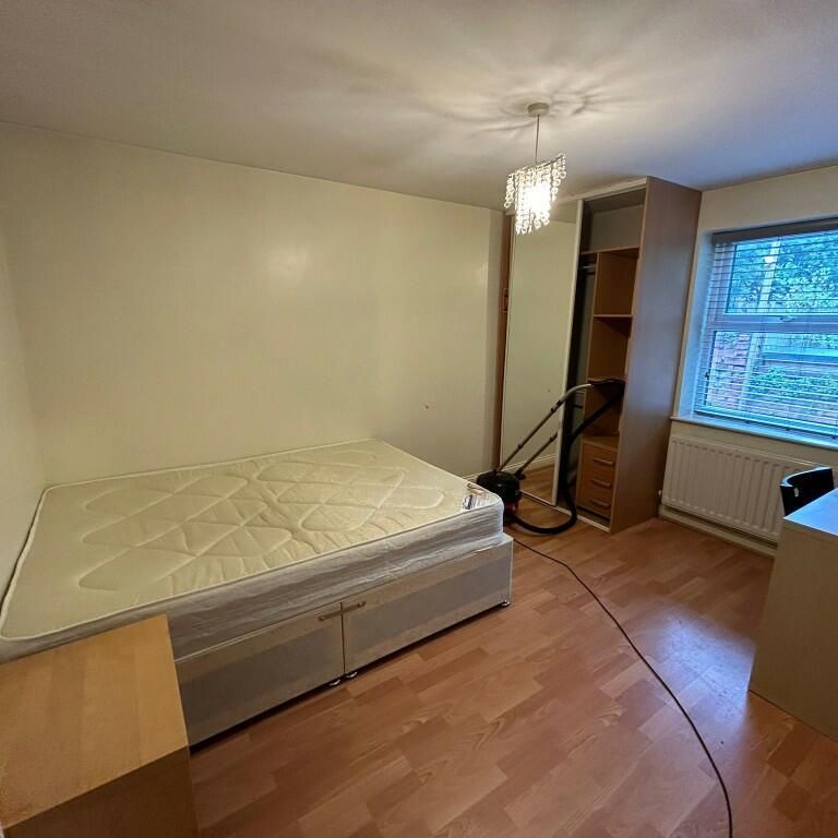 4 bedroom flat to rent - Photo 1