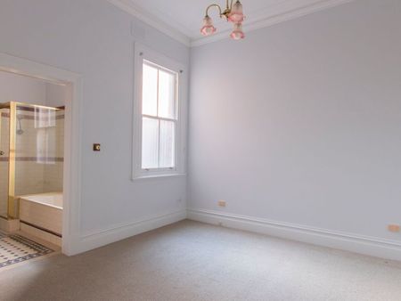 Delightful Single Front Terrace - Photo 4