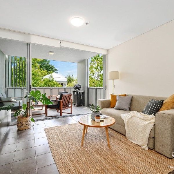 FURNISHED LARGE PADDINGTON 1 BEDROOM 1 BATHROOM APARTMENT 1 CARPARK - JUST 2KM FROM THE CBD - Photo 1