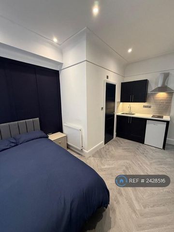 1 bedroom in a house share to rent - Photo 4