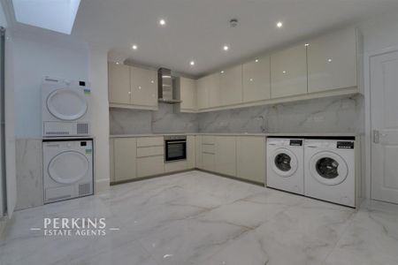 1 bedroom in a house share to rent - Photo 2