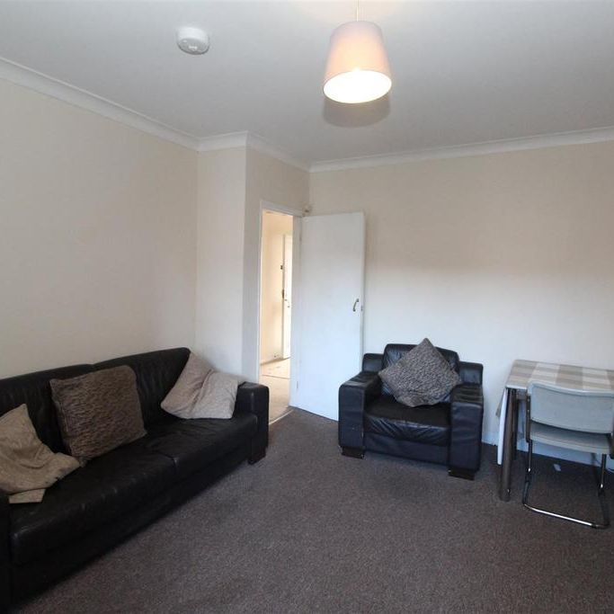 3 bedroom private hall to rent - Photo 1