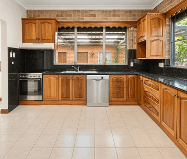 Perfect sized family home - Includes Garden Maintenance - Photo 4