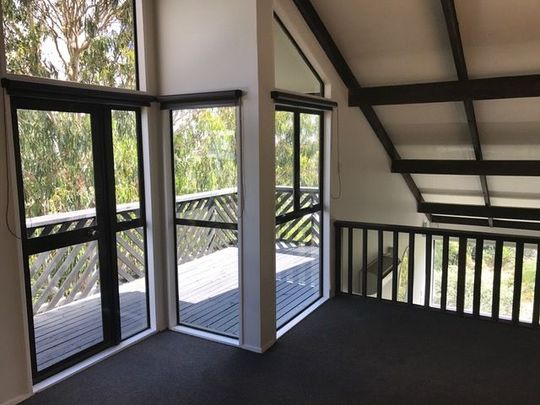 Refurbished Spacious 4-Bedroom Family Home with Valley Views - Photo 1