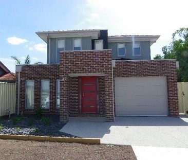 Townhouse Nestled In A Quiet Court - Photo 6