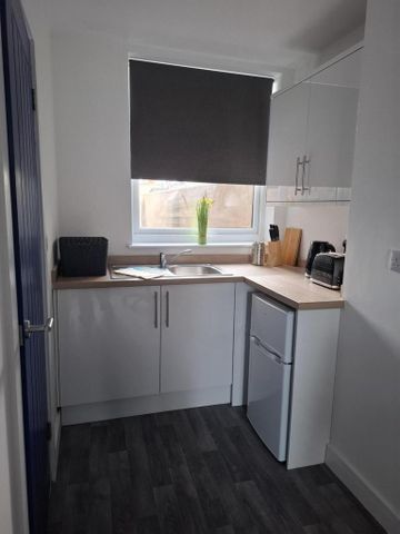 1 bedroom in a house share to rent - Photo 5