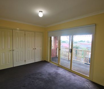 Spacious & Stylish Three-Storey Townhouse in Prime Location. - Photo 2