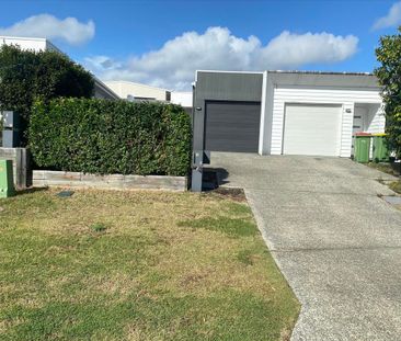 Modern 3 Bedroom Home in Prime Pimpama Location - Photo 2