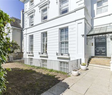 A spacious two-bedroom apartment with direct access to a shared gar... - Photo 2