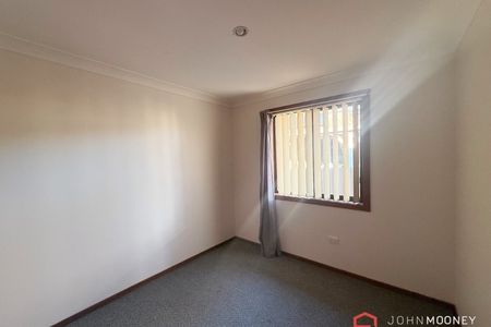 92 Undurra Drive Glenfield Park NSW 2650 - Photo 4