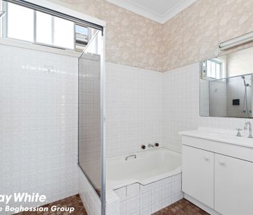 FAMILY HOME - PERFECT LOCATION - Photo 6