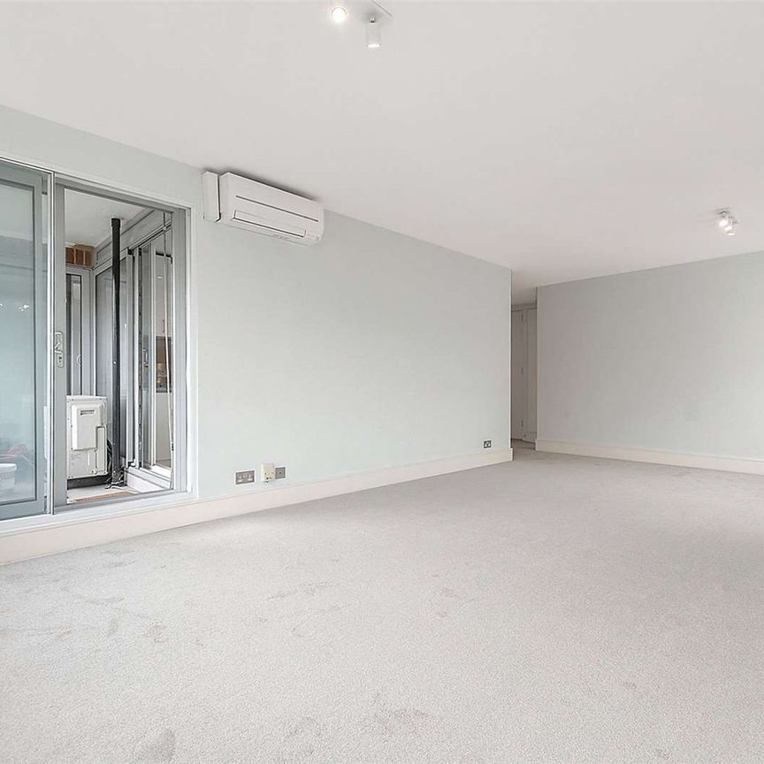 SHORT LET: A spacious lateral two-bedroom apartment in a secure gated development. - Photo 1