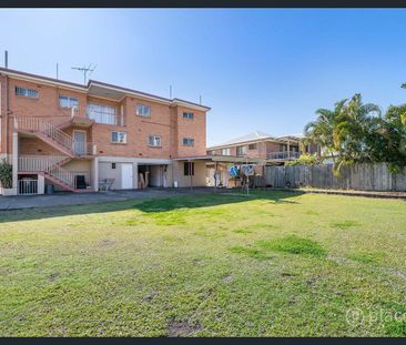 Large three bedroom unit in great location! - Photo 6