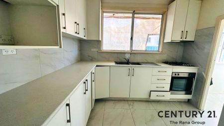 Spacious 3-Bedroom Home – Gas & Water Included! Close to Seven Hills Station! - Photo 4
