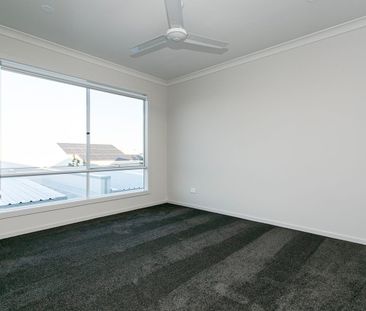 Modern town home ready for you to move in. - Photo 2