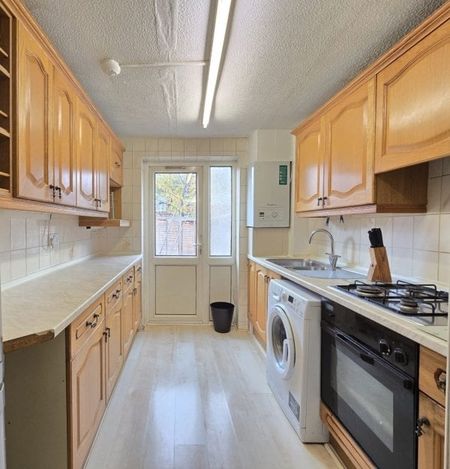 Victoria Road, Plaistow, E13, Property for rent - Photo 2