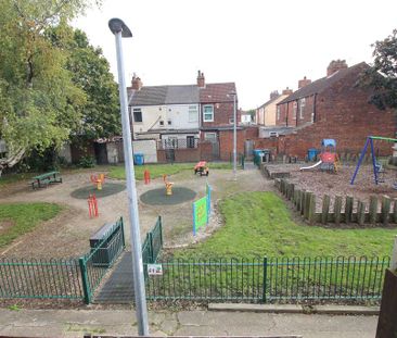 2 bedroom end of terrace house to rent - Photo 2