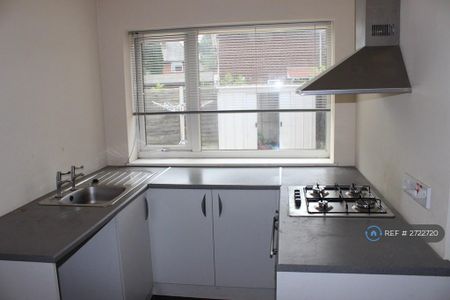 4 bedroom semi-detached house to rent - Photo 3