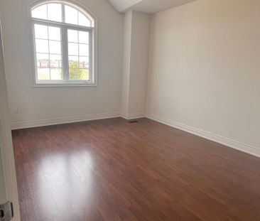 For Lease - 8 Crane Street, Aurora, Ontario - Photo 3