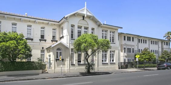 Beautifully Renovated Federation Home in Neutral Bay. - Photo 3