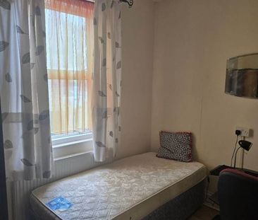 Room in a Shared Flat, Forty Lane, HA9 - Photo 1