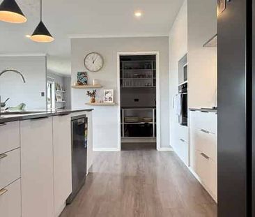 Modern Family Living With Indoor and Outdoor Space - Photo 4