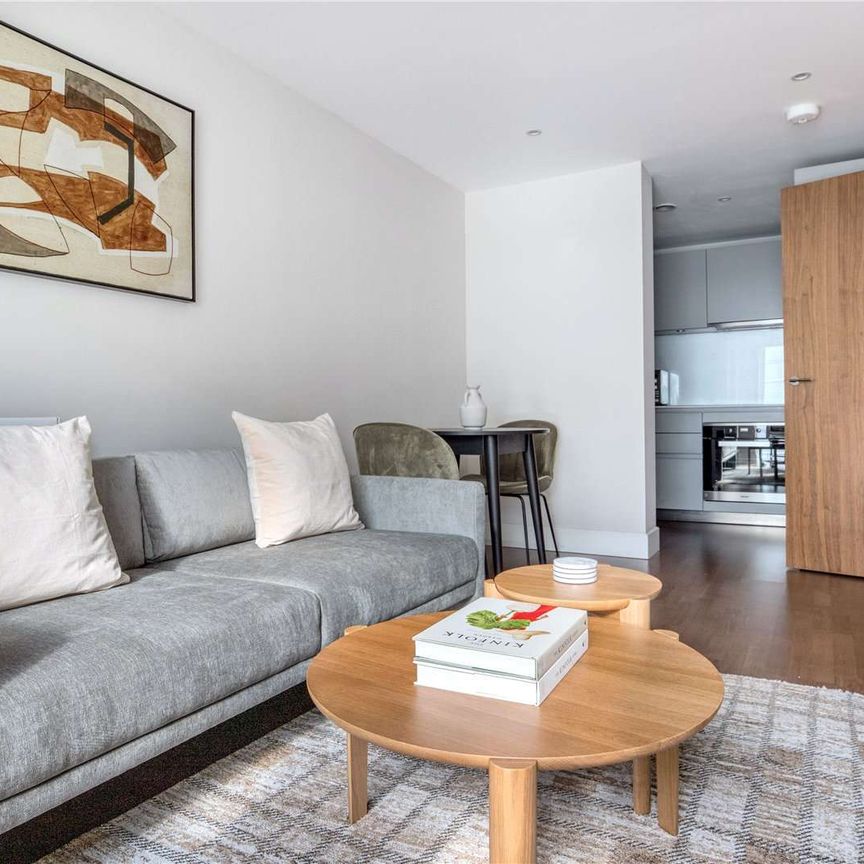 Located within One Commercial Street, this twentieth floor, one bedroom apartment is presented in an immaculate condition. - Photo 1