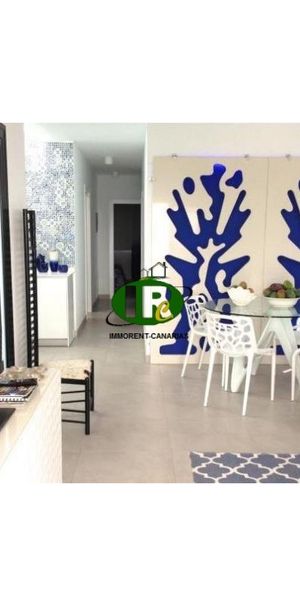 Large apartment with 3 bedrooms and 1 bathroom. On 120 sqm living space in 1st line to the sea - Photo 1