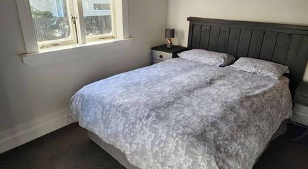 Refreshed family home with acreage - Photo 2