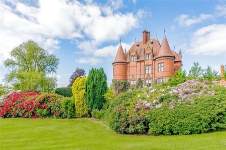 Exceptional luxury home in West Cheshire with swimming pool, stables, wonderful gardens and option for business space - Photo 5