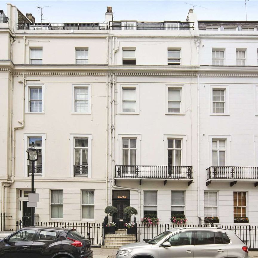 A beautiful second floor apartment in this period building in the heart of North Belgravia with the amenities of Motcomb Street just moments away. - Photo 1