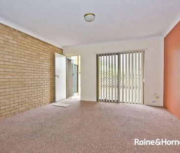Spacious 3-Bedroom Unit in Convenient Woodridge Location - Photo 1