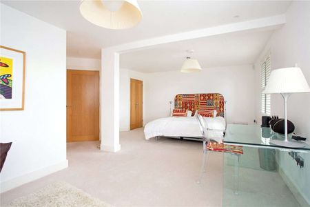 An opulent town house with stunning views of The River Hamble - Photo 5