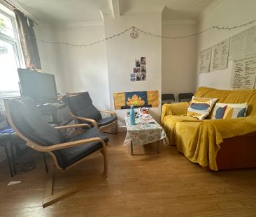 4 Bedroom Mid Terraced House - Photo 1