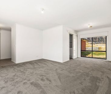 Gorgeous 3 Bedroom Home in Prime Location Carrum Downs - Photo 3