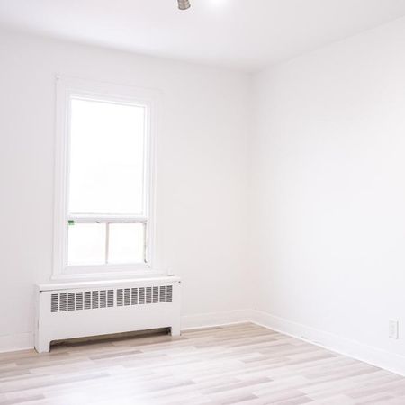 Beau 5 et demi MONTCALM 1550$ CHAUFFÉ STATIONNEMENT INCLUS - Photo 3