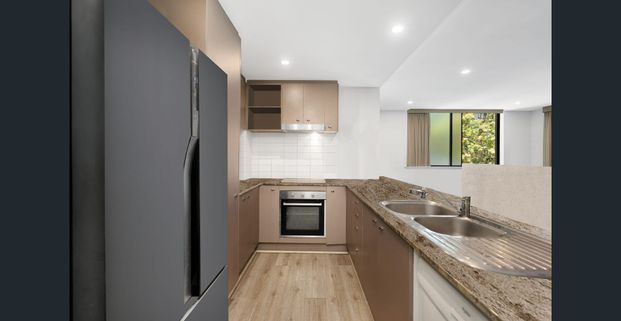 2-bed 2-bath 2-car overlooking Newstead Park - Photo 1