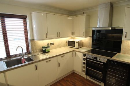 1 bedroom in a house share to rent - Photo 3