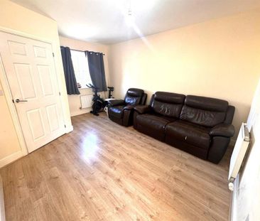 3 bedroom end of terrace house to rent - Photo 2