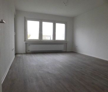 Top renoviert und bezugsfertig... 3-Raum-Wohnung mit Balkon sucht n... - Foto 1