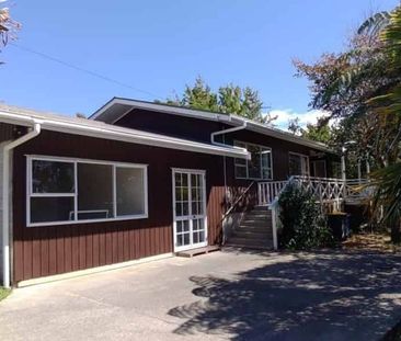 Spacious 3-4 Bedroom Family Home in Premier Mairangi Bay. - Photo 5