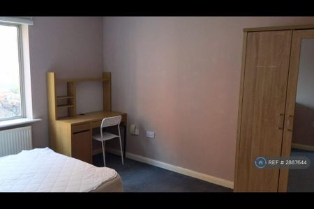 1 bedroom in a flat share to rent - Photo 5