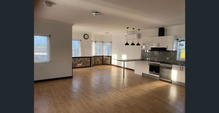 Spacious and versatile 3 bedroom,aircond 2 bathrms First Floor Appartment in the centre of Birkdale - Photo 3