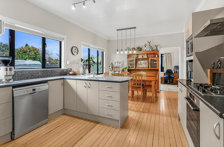 3 bedroom beauty in East Street Hamilton - Photo 2