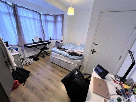 4 bedroom semi-detached house to rent - Photo 5