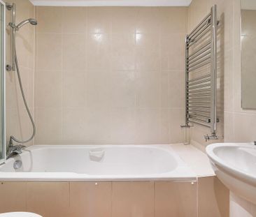 3 bedroom flat to rent - Photo 6