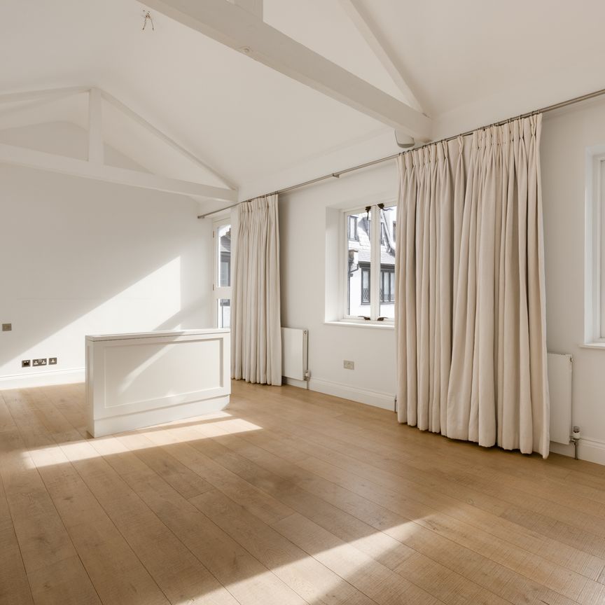 A refurbished three-bedroom mews house with two balconies in Kensington - Photo 1