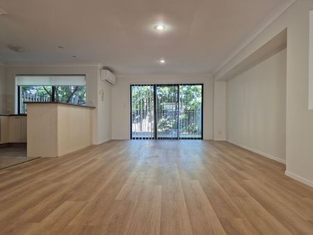 RENOVATED THREE BEDROOM TOWNHOUSE IN GATED COMPLEX WITH POOL LOCATED IN UPPER COOMERA - Photo 4