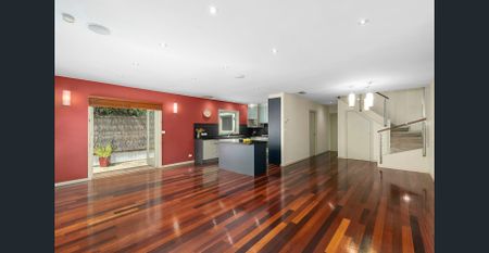 Modern townhouse in a prime location - Photo 2